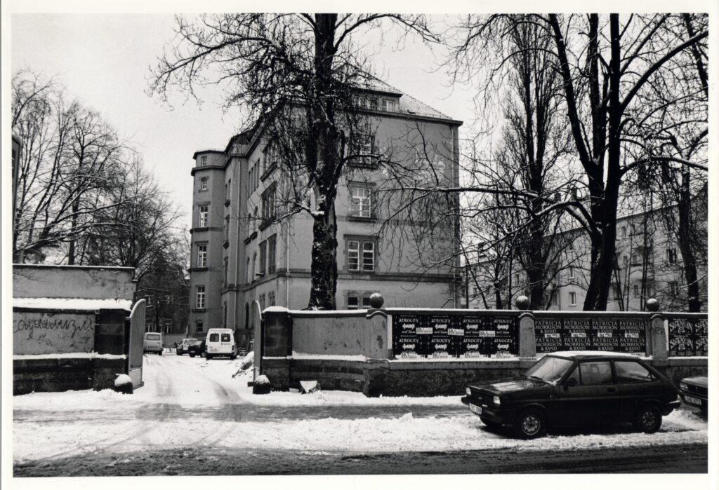 Das Haus Anfang der 1990er von hinten. Im Vordergrund ist die Toreinfahrt. Es liegt Schnee.